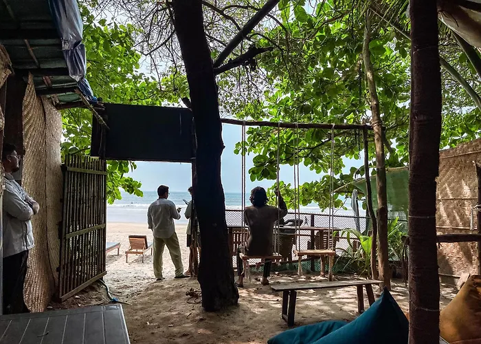 12 Monks - Beachfront Hostel
